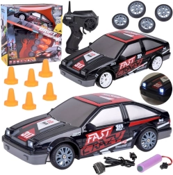Coche RC de drift con conos y ruedas de repuesto 1:24