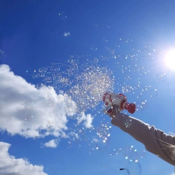 Pistola de burbujas con luz LED – burbujero cohete rosa