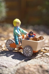 Bicicleta de carga de madera con 2 muñecas flexibles y un perrito