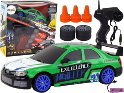 Coche deportivo R/C verde con control remoto y ruedas intercambiables