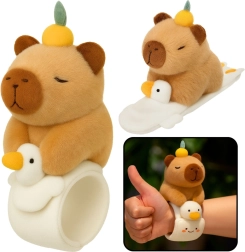 Pulsera de peluche autoajustable (snap band) de ganso con capibara