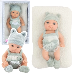 Muñeca de tela bebé con un trocito de mantita, ropa gris-blanca, gorrito, 18 cm