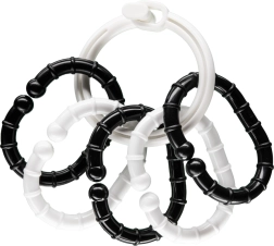Anillas en blanco y negro con colgantes para bebés