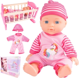 Muñeca bebé con cuna