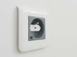 Protector de enchufe eléctrico blanco