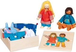 Muñecas Goki Fynja y Fabio con ropa en una caja de madera