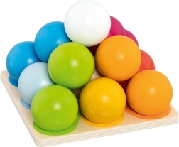 Pirámide de construcción de madera con bolitas de colores