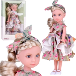 Muñeca elegante con vestido floral