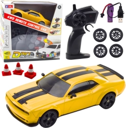 Coche RC de drift 4WD amarillo con ruedas intercambiables