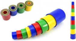 Pirámide apilable de vasos de colores