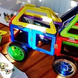 Camión espacial GeoSmart – set de construcción magnético de 42 piezas