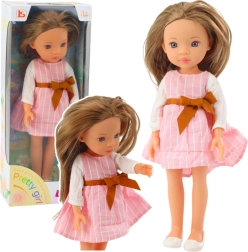Muñeca Pretty Girl con vestido rosa, lazo y largo cabello castaño