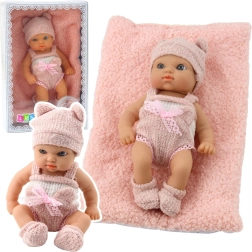 Muñeca de tela bebé con un trocito de mantita, ropa rosa‑blanca, gorrito, 18 cm