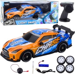 Coche deportivo RC con carrocería iluminada y modo drift – naranja
