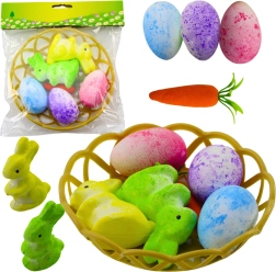Decoración de Pascua con cesta con conejitos, huevos y zanahoria