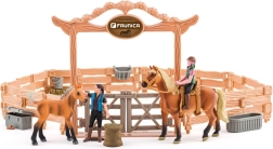 Escuela de equitación con caballos y jinetes FAUNICA