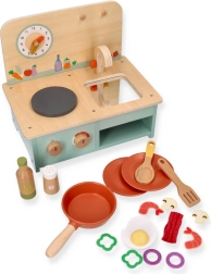 Pequeña cocina de madera con accesorios