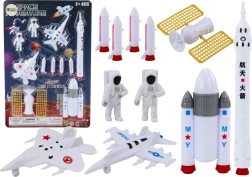 Juego de figuras de astronautas y cohetes