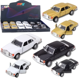 Modelo clásico de coche metálico 1:32 con motor de retroceso (pull-back), luces y sonidos, puertas que se abren (mix de colores)