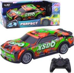 Coche de carreras RC con carrocería luminosa naranja-verde