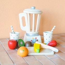 Mezclador de smoothie de madera con frutas para cocina infantil