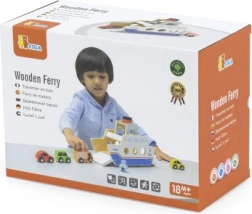 Ferry de madera con cochecitos y tripulación