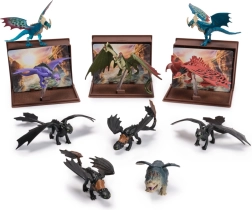 figuras de dragones con cartas en el libro de dragones CÓMO ENTRENAR A TU DRAGÓN