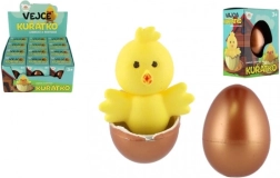 Pollito eclosionando en un huevo