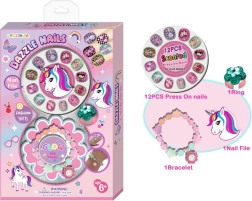 Estudio de uñas con pulsera para niños