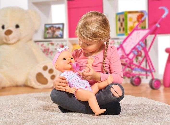 Bebe y hace pis como un bebé de verdad