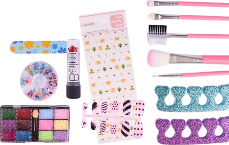 Todo para una pequeña maquilladora en un solo lugar