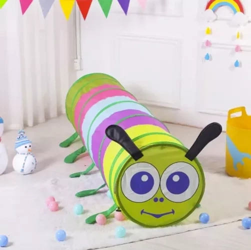 Diseño lúdico de oruga que atrae a los niños al juego