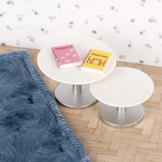 Alfombra suave y cuadro como decoración con estilo