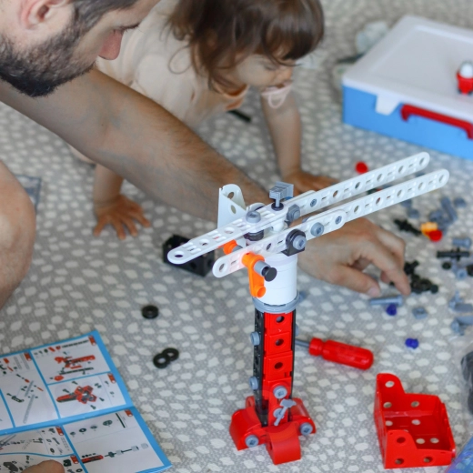 Juego de pequeños bomberos y constructores