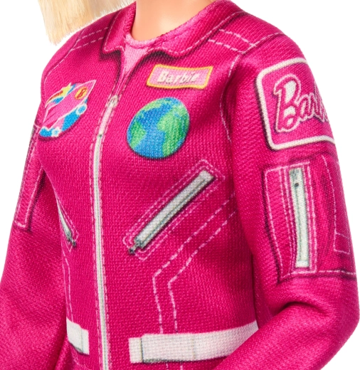 Traje espacial rosa con detalles realistas