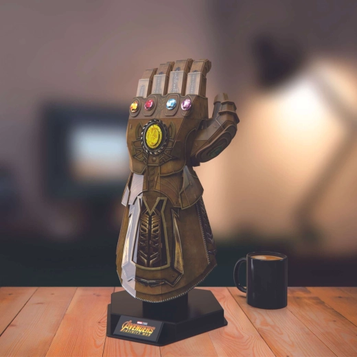 Diseño detallado con las icónicas Gemas del Infinito