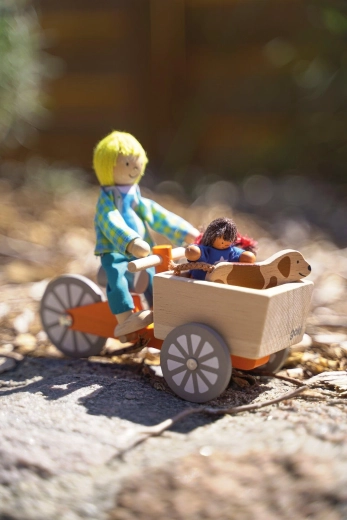 Bicicleta de carga de madera con 2 muñecas flexibles y un perrito