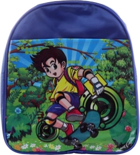 Mochila infantil: chico en monopatín