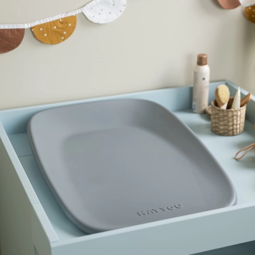 Bordes elevados ergonómicos y drenaje de líquidos