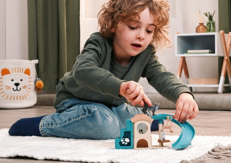 Casita con techo que también funciona como columpio