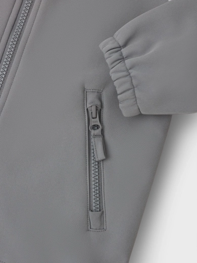 Softshell resistente con atención a los detalles
