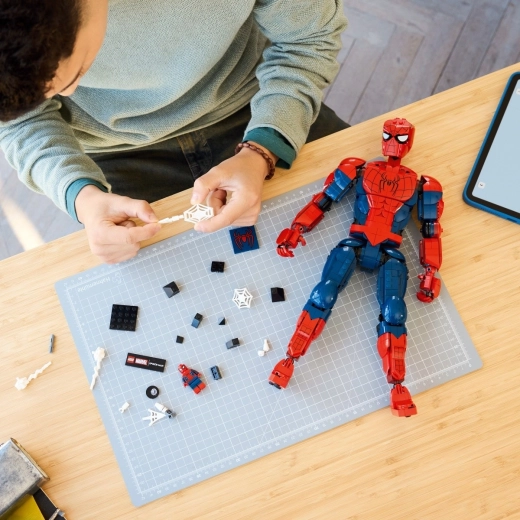 Minifigura, placa con el nombre y construcción divertida en LEGO Builder