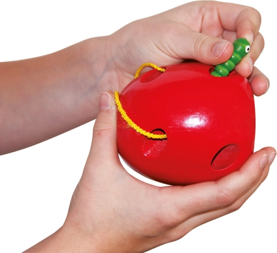Manzana de madera con gusano sujeto
