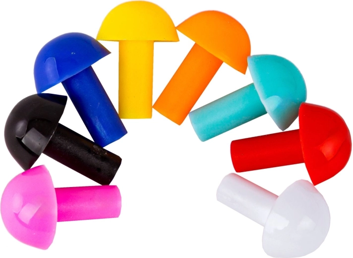 Tablero de juego claro y clavijas de colores