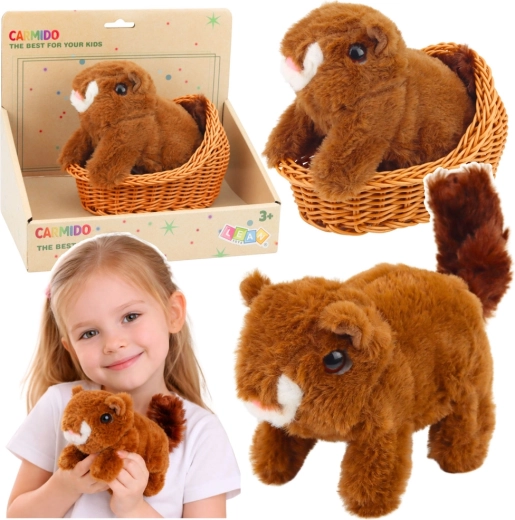 Ardilla de peluche interactiva en cestita: camina y emite sonidos, marrón