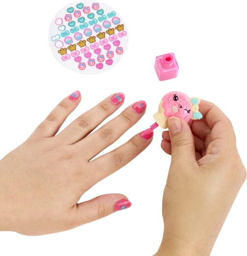 Pintado y decoración de uñas con adorables pegatinas