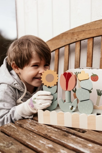 Juego de jardinería con diseño de madera en tonos pastel