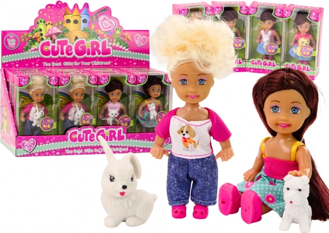 Mini muñeca con pelo largo y animalito con ropa colorida