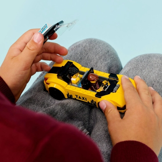 Partes abatibles y espacio para minifiguras
