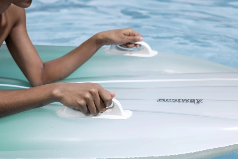 Agarre seguro y control en el agua